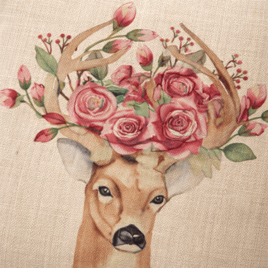 Dekoratívny vankúš Jeleň s ružami – prírodný motív s textúrou ľanu – Obrázok 2