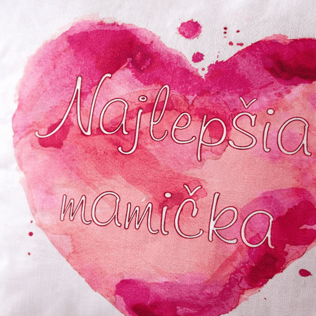 Dekoratívny vankúš „Najlepšia mamička“ – biely srdcový motív – Obrázok 2
